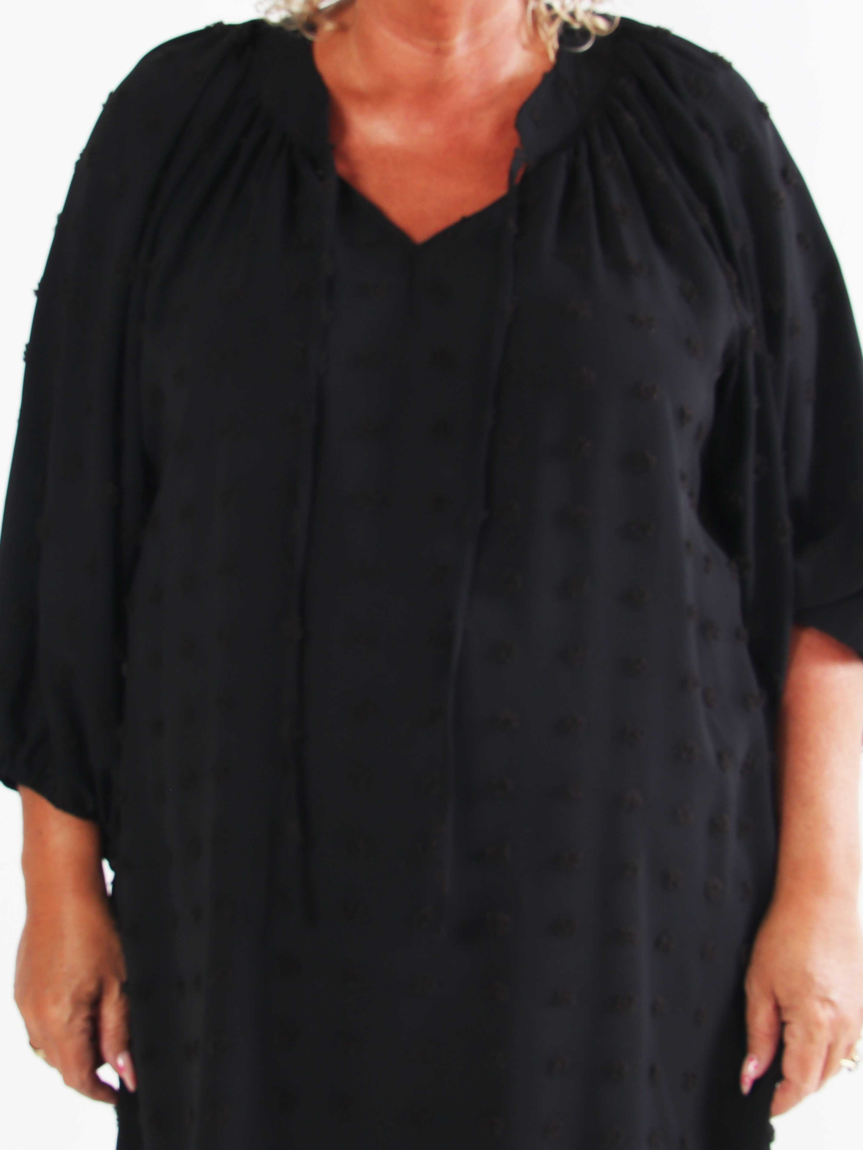 Amidala Romantic - Plus size klänning i viskos med vackra ballongärmar och prickiga detaljer